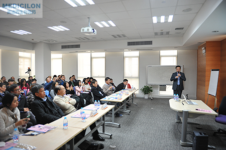 �Ϻ���������Ƽ����޹�˾�ܲ��⳽����ʿ����ʹ��˫�����Կ��������һ���������ҩ����з��������ݽ�