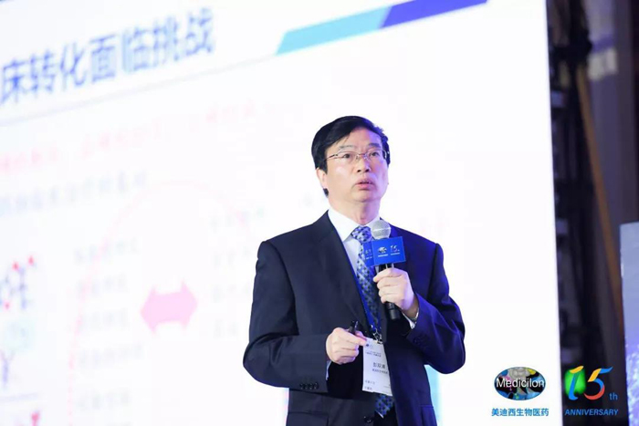 ����÷�ٴ�ǰ�о����ܲü������������˫��