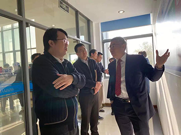 ¹ÜС¾ü¸±Çø³¤Ò»ÐÐÏÈÀ´µ½ÉúÎïÆÊÎöʵÑéÊÒÂÃÐÐ