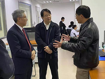 ¹ÜС¾ü¸±Çø³¤Ò»ÐÐÏÈÀ´µ½ÉúÎïÆÊÎöʵÑéÊÒÂÃÐÐ