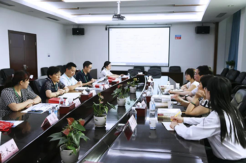 �ۻ�������÷���˸�ҩҵ���Ժ������ƫ�����������̽��