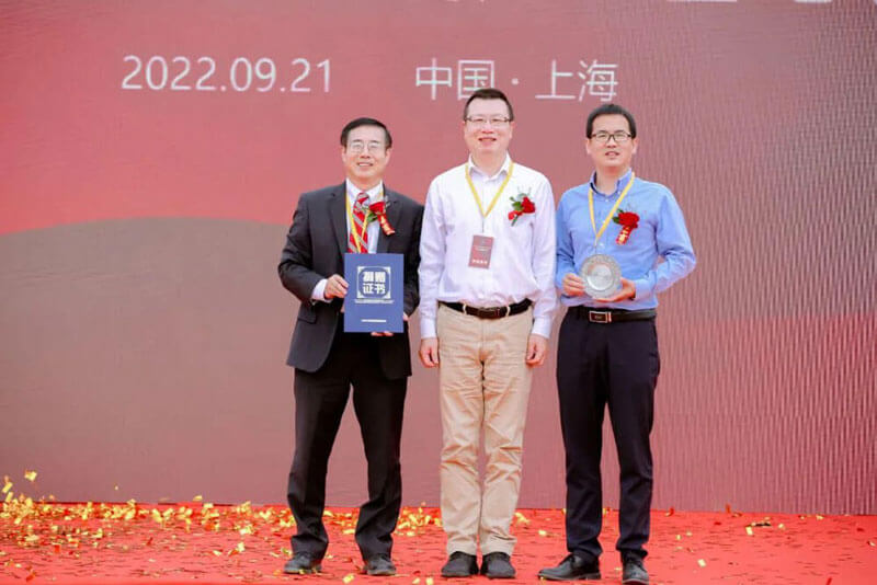 ÉϺ£´óѧ¸±Ð£³¤ÍôС·«»ØÔùÖ¤ÊéºÍ¼ÍÄîÅÆ.jpg ÉϺ£´óѧ¸±Ð£³¤ÍôС·«»ØÔùÖ¤ÊéºÍ¼ÍÄîÅÆ.jpg