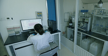 ���ٽ�����ɫ��