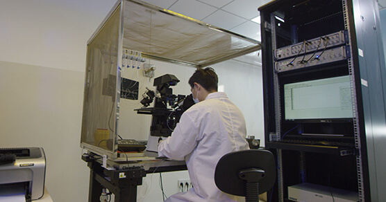 ������-1